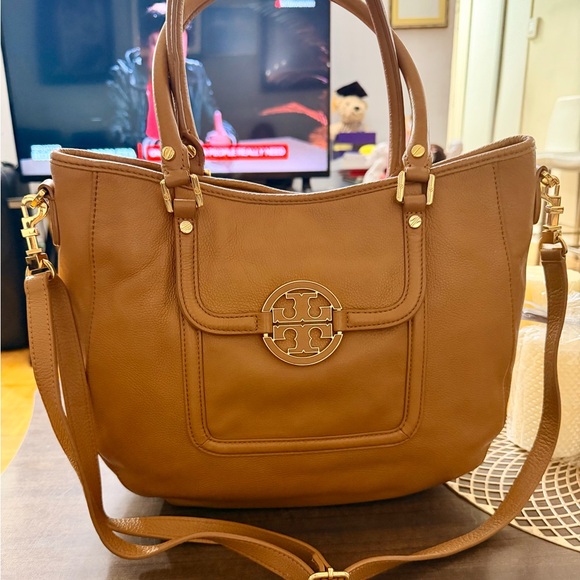 Tory Burch Handbags - Tory Burch Tan Leather Logo-Emblem Tote